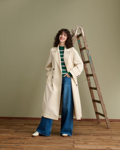 Cream Trenchcoat Look