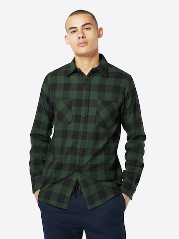 Coupe regular Chemise Urban Classics en vert : devant