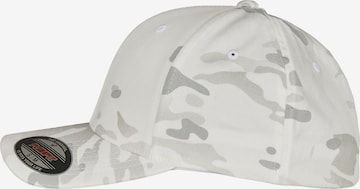 Șapcă 'Multicam®' de la Flexfit pe alb