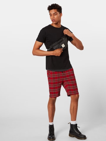 Urban Classics Regular Shorts in Rot