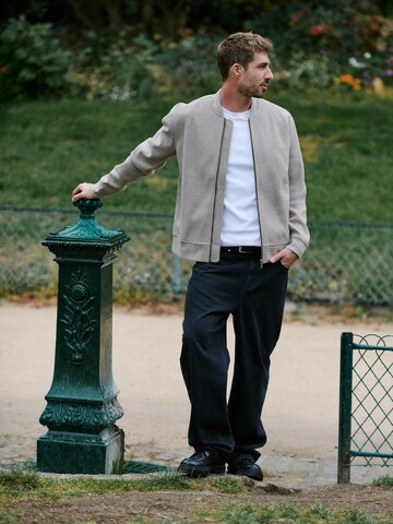 Minimalist Grey Bomber & Dark Jeans Look