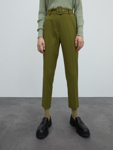 EDITED Tapered Pleated Pants 'Barbara' in Green: front