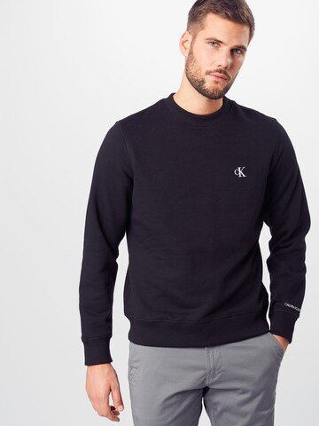 Sweat-shirt 'Essential' Calvin Klein Jeans en noir : devant