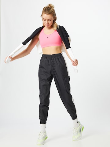 Nike Sportswear Tapered Trainingshose in Schwarz