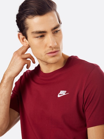 Nike Sportswear Regular Fit T-Shirt 'Club' in Rot