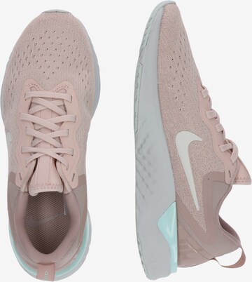 Chaussure de course 'ODYSSEY REACT' NIKE en beige : sur le côté