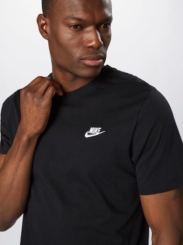 Coupe regular T-Shirt 'Club' Nike Sportswear en noir