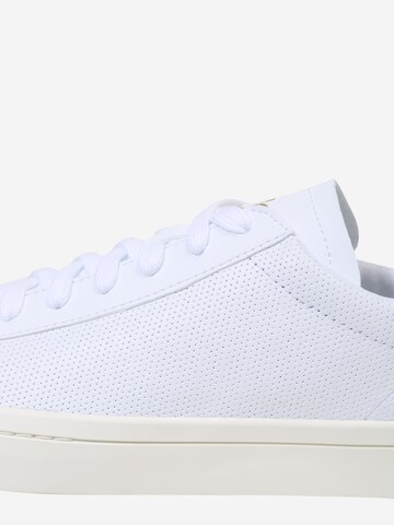 Baskets basses 'Courtvantage' ADIDAS ORIGINALS en blanc