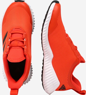 Chaussure de sport 'FortaRun' ADIDAS PERFORMANCE en orange : sur le côté