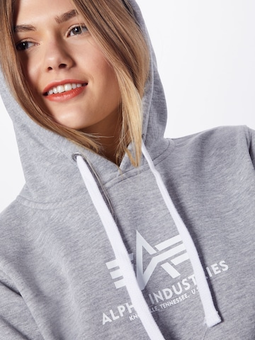 ALPHA INDUSTRIES Sweatshirt in Grau