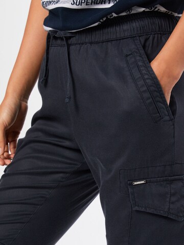 pilka Superdry Siaurėjantis Laisvo stiliaus kelnės 'Luxe Utility'