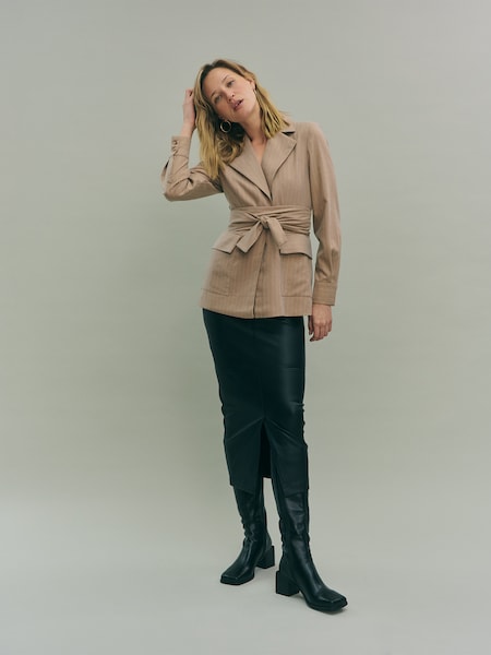 Jennifer - Classy Leathery Business Look