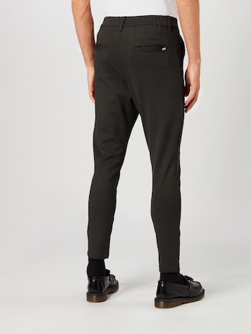 Coupe slim Pantalon à plis Kronstadt en gris