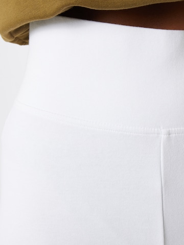 Urban Classics Skinny Shorts in Weiß