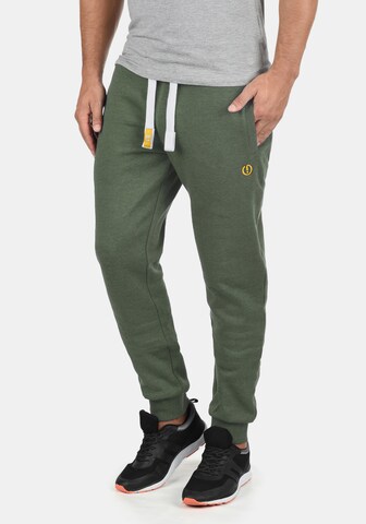 !Solid Tapered Broek 'Benn' in Groen: voorkant