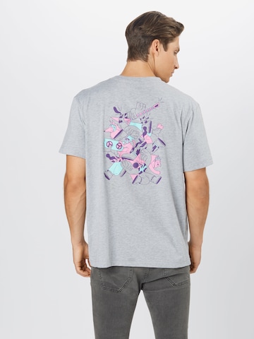 ABOUT EVERYONE - Ajuste regular Camiseta 'Rock for People' en gris
