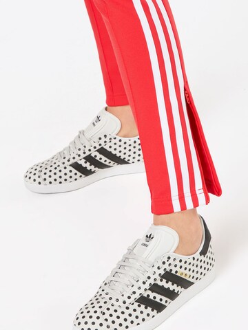 ADIDAS ORIGINALS Slimfit Jogginghose in Rot