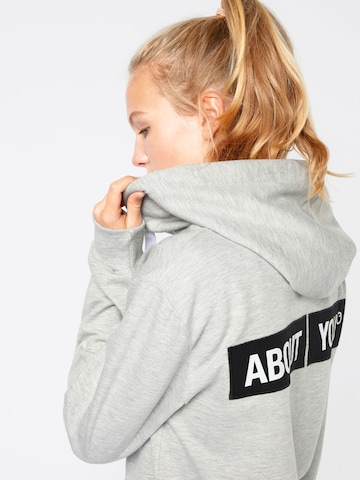 ABOUT YOU Sweatshirt 'Senta' i grå