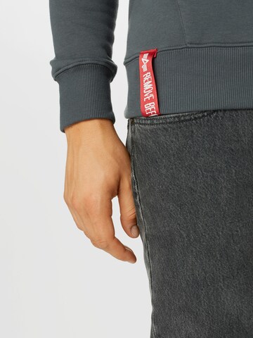 ALPHA INDUSTRIES - Ajuste regular Sudadera en gris