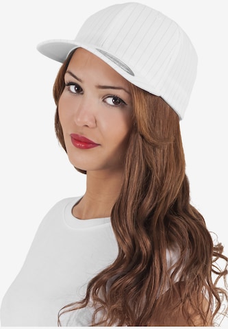 Cappello da baseball 'Pinstripe' di Flexfit in bianco