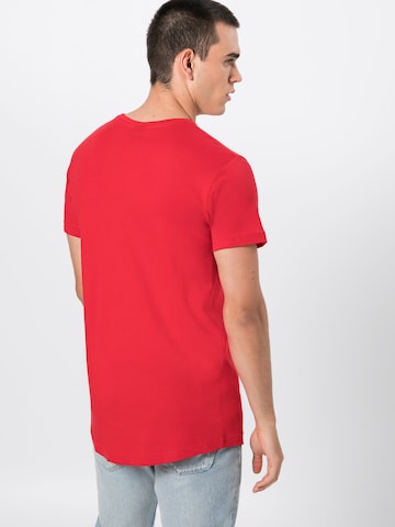 T-Shirt Urban Classics en rouge : derrière