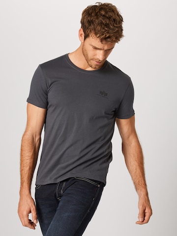 Coupe regular T-Shirt ALPHA INDUSTRIES en gris