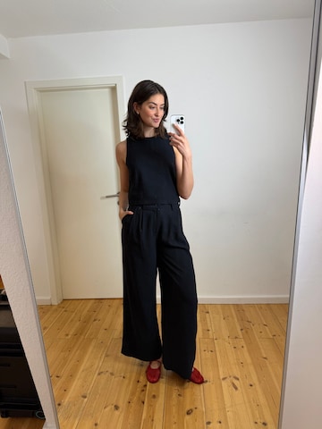 Black Top And Wide Leg Look