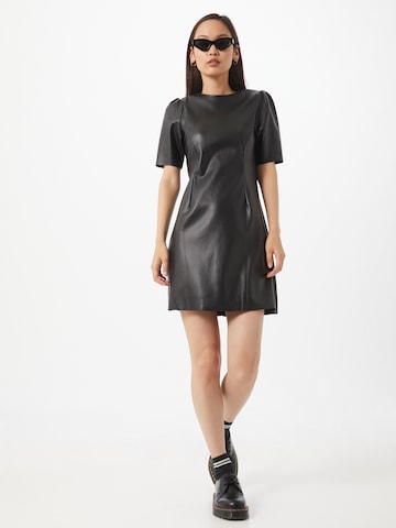 Noisy may Dress 'HILL ' in Black