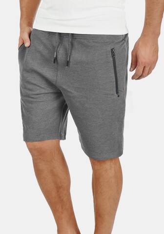 !Solid Regular Sweatshorts 'Taras' in Grau: predná strana