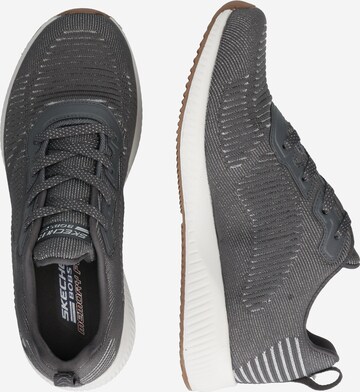 Baskets basses SKECHERS en gris : sur le côté