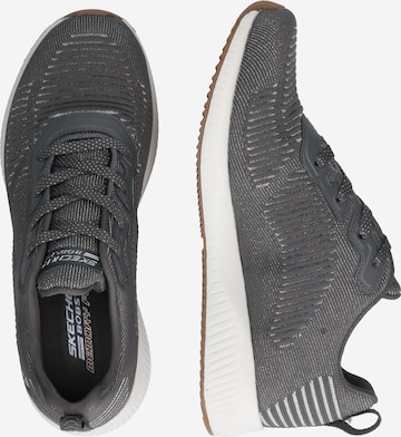 Baskets basses SKECHERS en gris : sur le côté