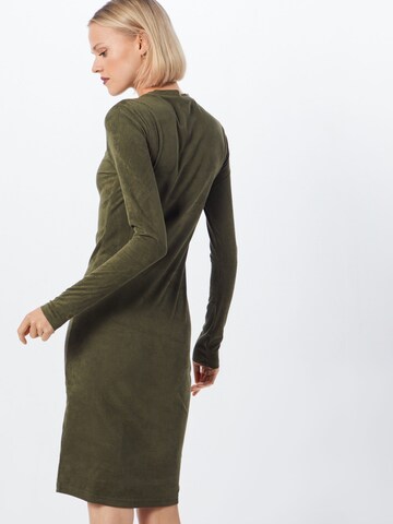 Rochie de la Urban Classics pe verde: spate