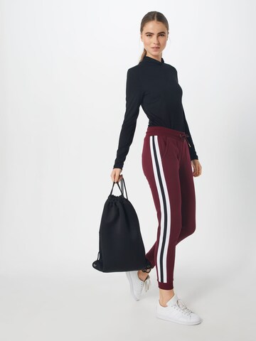 Effilé Pantalon Urban Classics en rouge