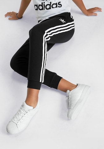 ADIDAS ORIGINALS Zwężany krój Spodnie 'Trefoil' w kolorze czarny