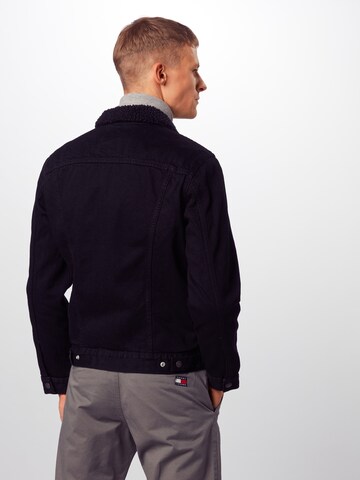 LEVI'S ® Between-season jacket 'Type 3 Sherpa Trucker' in Black: back