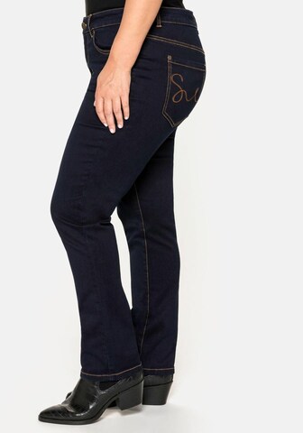 SHEEGO Regular Stretch-Jeans in Schwarz