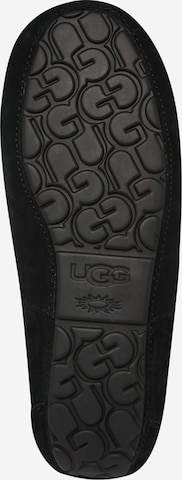 UGG حذاء بلا كعب 'Ascot' بلون أسود