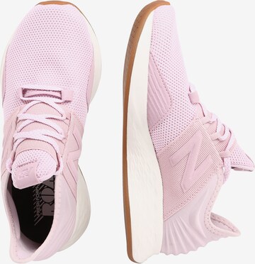 Chaussure de course 'Roav' new balance en rose : sur le côté