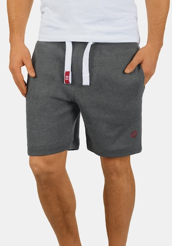 !Solid Regular Sweatshorts in Grau: predná strana