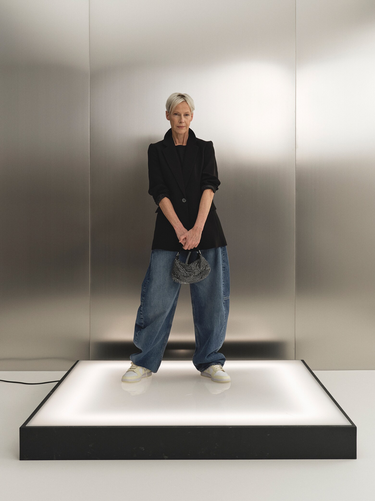 Там, где комфорт встречается со структурой. Джинсы Barrel: модная классика