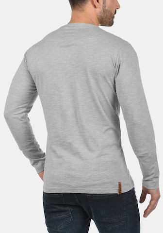 !Solid Rundhalsshirt 'Migos' in Grau