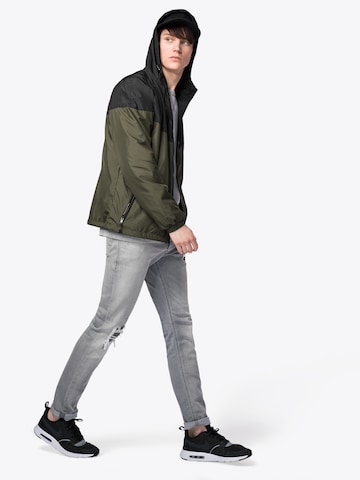 Urban Classics Демисезонная куртка в Зеленый