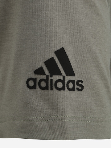 ADIDAS SPORTSWEAR Klasický střih Funkční tričko – zelená