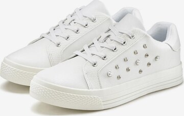 LASCANA Sneakers in White