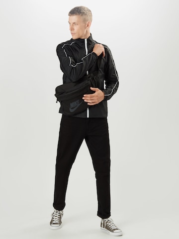 Nike Sportswear Trainingspak in Zwart: voorkant