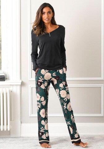 s.Oliver Pyjama in Schwarz: Vorderseite