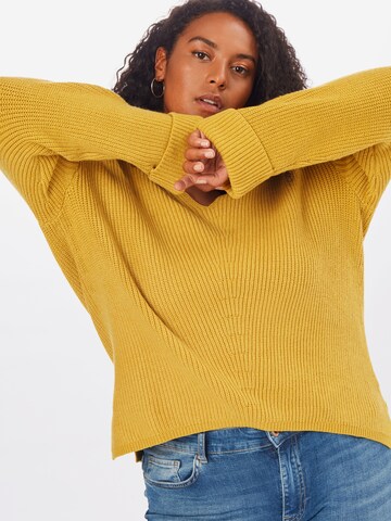 ABOUT YOU Curvy Pullover  'Tamara' in Gelb