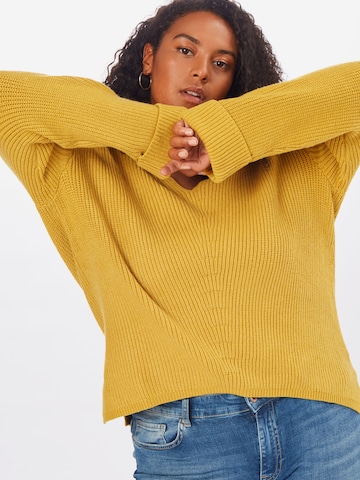 ABOUT YOU Curvy Sweater 'Tamara' in Yellow