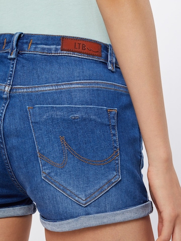 Regular Jeans 'Judie' de la LTB pe albastru