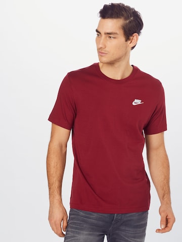 Coupe regular T-Shirt 'Club' Nike Sportswear en rouge : devant